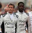 Em F1, Brad Pitt se torna mentor de um piloto prodígio (Imagem: Divulgação/Warner Bros. Pictures)  Foto: Canaltech