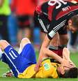 Jogadores da Alemanha consolam brasileiros após o 7 a 1 no Mineirão  Foto: Laurence Griffiths/Getty Images
