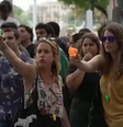 Manifestantes usam pistolas para atirar água em turistas em protesto contra turismo em massa.  Foto: Reprodução/X