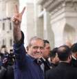 Após se tornar o novo presidente eleito do país, Masoud Pezeshkian falou com a imprensa no santuário do primeiro Líder Supremo do Irã em Teerã  Foto: STR/EPA-EFE/REX/Shutterstock / BBC News Brasil