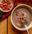 Sopa de feijão com aroma de cachaça  Foto: Mônica Rodrigues Coimbra/Divulgação / Estadão