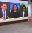 Hora de faxinar: funcionária surpreendeu os jornalistas da GloboNews ao surgir no estúdio  Foto: Reprodução/TV