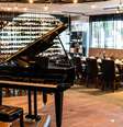 O piano e o banco devem ir a leilão, e o valor arrematado servirá para abater o saldo da dívida.  Foto: Reprodução/Tripadvisor