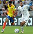  Cáceres, do Uruguai (de branco) luta pela bola com Luis Díaz, da Colômbia  Foto: Juan Mabromata / AFP via Getty Images / Jogada10
