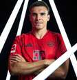 Palhinha veste a camisa do Bayern de Munique após assinar contrato –  Foto: Divulgação/Bayern de Munique / Jogada10