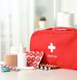 Uma bolsa de medicamentos bem equipada evita imprevistos durante a viagem  Foto: New Africa | Shutterstock / Portal EdiCase