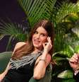 Camila Queiroz e Klebber Toledo, apresentadores do Casamento às Cegas Brasil 4  Foto: Netflix