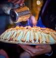 Soufflé Lhardy, um bolo de sorvete coberto com merengue, flambado à mesa no mítico Lhardy, aberto há 185 anos  Foto: Javier Pena