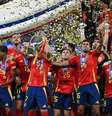 Jogadores da Espanha levantam o troféu. Seleção é a primeira tetracampeã europeia  Foto: Javier Soriano/ AFP via Getty Images / Jogada10