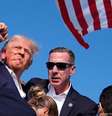 Trump foi ferido por um tiro na orelha direita, no que o FBI chamou de "tentativa de assassinato"  Foto: DW / Deutsche Welle