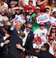 Trump, logo após o atentado durante um comício na Pensilvânia  Foto: Brendan McDermid/Reuters / BBC News Brasil