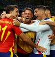 Jogadores da Espanha   Foto: Kai Pfaffenbach / Reuters