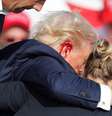 Trump com orelha ferida após atentado  Foto: EPA / BBC News Brasil