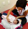 Criança com microcefalia é atendida em centro de reabilitação; zika provocou malformação em milhares de bebês brasileiros e oropouche agora é investigado por risco de também provocar problema  Foto: Sumaia Villela/Agência Brasil / Estadão