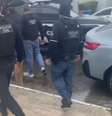 Nego Di é escoltado ao camburão  Foto: Polícia Civil de Santa Catarina