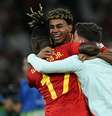 Yamal e Nico Williams comemoram o título da Eurocopa pela Espanha –  Foto: Ina Fassbender/AFP via Getty Images / Jogada10