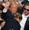 O candidato republicano Donald Trump, cercado por agentes do Serviço Secreto, enquanto era retirado do palco em um evento de campanha eleitoral em Butler, Pensilvânia, em 13 de julho  Foto: Getty Images / BBC News Brasil