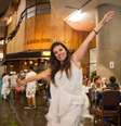 Janaína Torres na frente do Bar da Dona Onça, no Copan  Foto: Rogério Gomes