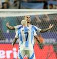 Jogadores da Argentina após apito final cantaram música racista e homofóbica  Foto: Charly Triballeau/AFP via Getty Images / Jogada10