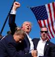 Os momentos posteriores à tentativa de assassinato de Donald Trump foram extensamente documentados pelos fotojornalistas  Foto: AP Photo/Evan Vucci / BBC News Brasil