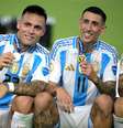 Lautaro Martínez e Ángel Di María mostram medalha de campeão da Copa América –  Foto: Juan Mabromata/AFP via Getty Images / Jogada10