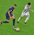 Enzo disputa bola contra Mbappé na final da Copa de 2022  Foto: by Richard Heathcote/Getty Images / Jogada10