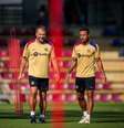 Thiago Alcântara ao lado de Hansi Flick no Barcelona –  Foto: Divulgação/Barcelona / Jogada10