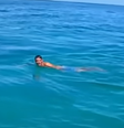 Homem pula no mar para não passar senha de celular  Foto: Reprodução/Youtube/Arrested on Cam