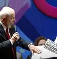 Lula apresenta livro doado pelo fotógrafo Sebastião Salgado.  Foto: Reprodução/Canal Gov