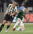 Tiquinho, herói da noite, disputa a bola com Moreno –  Foto: Cesar Greco/Palmeiras/by Canon / Jogada10
