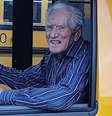 Jim Oppegard, de 94 anos, é o motorista de ônibus mais veterano do mundo; afirma que mantém a saúde tomando suplementos e fazendo atividades físicas por 45 minutos diariamente.  Foto: Guinness World Records/Divulgação / Estadão