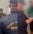 GCM é flagrado dando soco em homem algemado dentro de hospital no litoral de SP  Foto: Reprodução