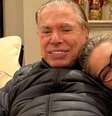 Silvio Santos, 93 anos, com a filha mais velha, Cíntia, de 61: aproximação após crise no banco da família  Foto: Reprodução
