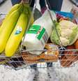 As compras do supermercado podem ser 'contaminadas' com produtos que parecem uma coisa — mas são outra completamente diferente  Foto: Getty Images / BBC News Brasil
