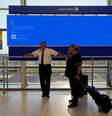 Funcionários da United Airlines aguardando o retorno do sistema Windows em aeroporto em de Newark, Nova Jersey (EUA)  Foto: Reprodução/REUTERS/Bing Guan