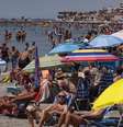 Pessoas na praia de Santa Pola, Alicante  Foto: EPA / BBC News Brasil