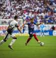 Everton Ribeiro leva o Bahia ao ataque, mas Hugo, do Corinthians, o observa  Foto: Rafael Rodrigues / EC Bahia / Jogada10