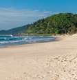 O Brasil colocou 5 entre as 10 melhores praias do mundo. Itaúna, em Saquarema, no Rio de Janeiro, foi a melhor classificada do país  Foto: Canva / Perfil Brasil