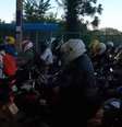 Criminosos esperam o horário de maior movimento para fazer o transporte clandestino de mercadorias em motocicletas  Foto: Reprodução/TV Globo