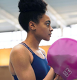 A touca para cabelo afro é feita de silicone e possui um espaço maior no topo  Foto: Reprodução: Instagram/alicedearingx