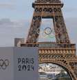 Os anéis olímpicos são exibidos na Torre Eiffel antes do evento - 22 de julho de 2024  Foto: Reuters/Abdul Saboor