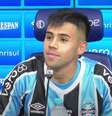 Aravena posa com a camisa 16 do Grêmio em sua apresentação –  Foto: Reprodução / Youtube Grêmio TV / Jogada10