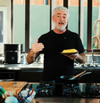 Chef Alex Atala ensina a fazer omelete cremoso e macio  Foto: Reprodução/Youtube Alex Atala