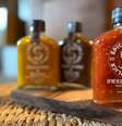 Os molhos de pimenta artesanais da Spice Splice, que também produz artesanalmente chutneys de manga e de tomate  Foto: Chris Campos