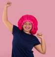 Touca de cetim ajuda a reduzir o frizz dos cabelos  Foto: Elayne Massaini | Shutterstock / Portal EdiCase