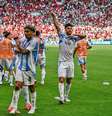 Jogadores da Argentina são alvejados por objetos arremessados por marroquinos  Foto: Arnaud Finistre/Getty Images