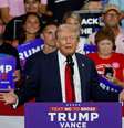 Donald Trump  participou de seu primeiro comício desde a desistência de Joe Biden da corrida eleitoral norte-americana   Foto: Reuters 
