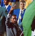 Majed Abu Maraheel com bandeira palestina nos Jogos de Atlanta, em 1996  Foto: Vincent Amalvy/IOPP/AFP / BBC News Brasil