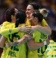 Jogadoras brasileiras celebram vitória contra a Espanha na estreia do handebol feminino na Olimpíada  Foto: REUTERS/Eloisa Lopez