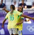 Marta comemora com Gabi gol marcado na estreia do futebol feminino brasileiro na Olimpíada  Foto: REUTERS/Susana Vera